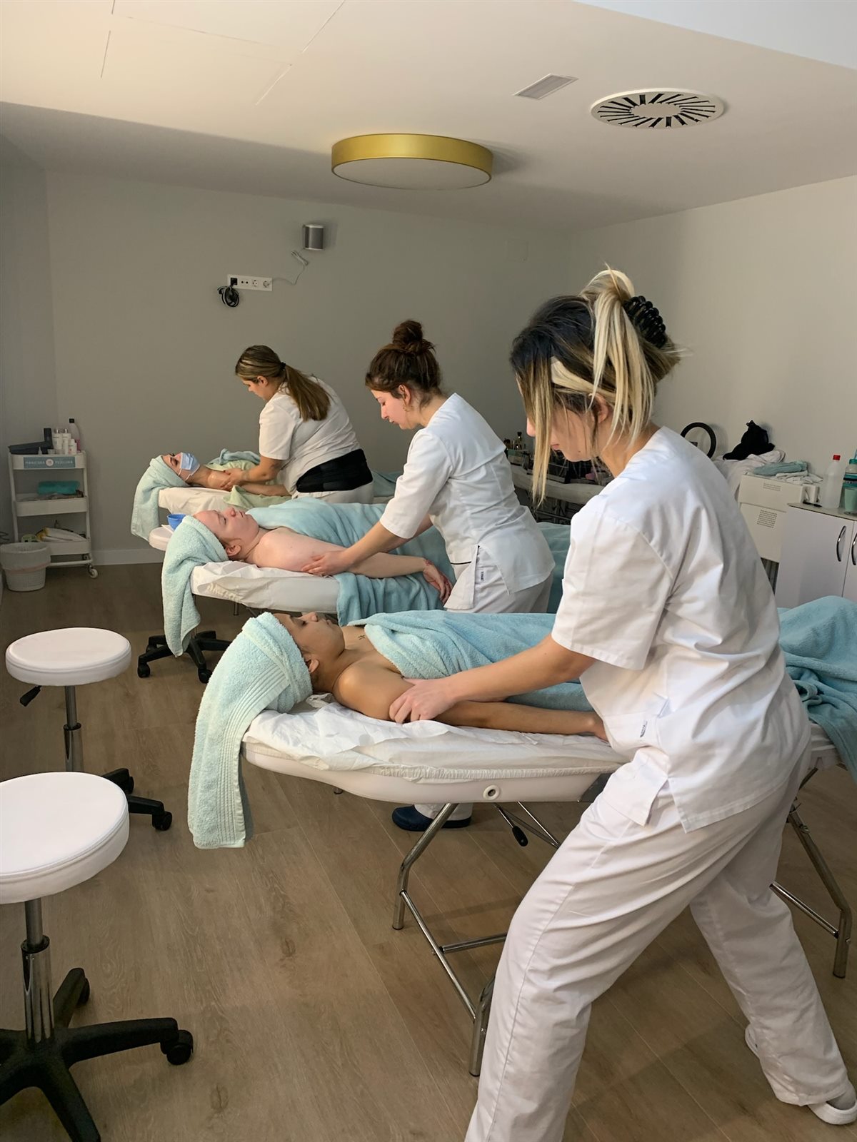 Alumnas de estética realizando prácticas supervisadas en la Escuela Raquel Larrea de Logroño
