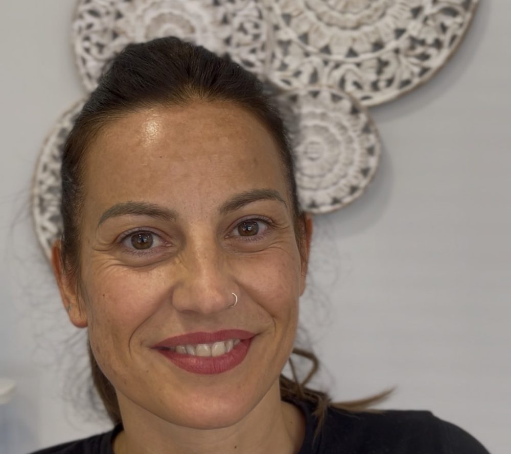 Azahara, alumna de la Escuela Raquel Larrea y propietaria de Azahara Esencia Estética en Casalarreina