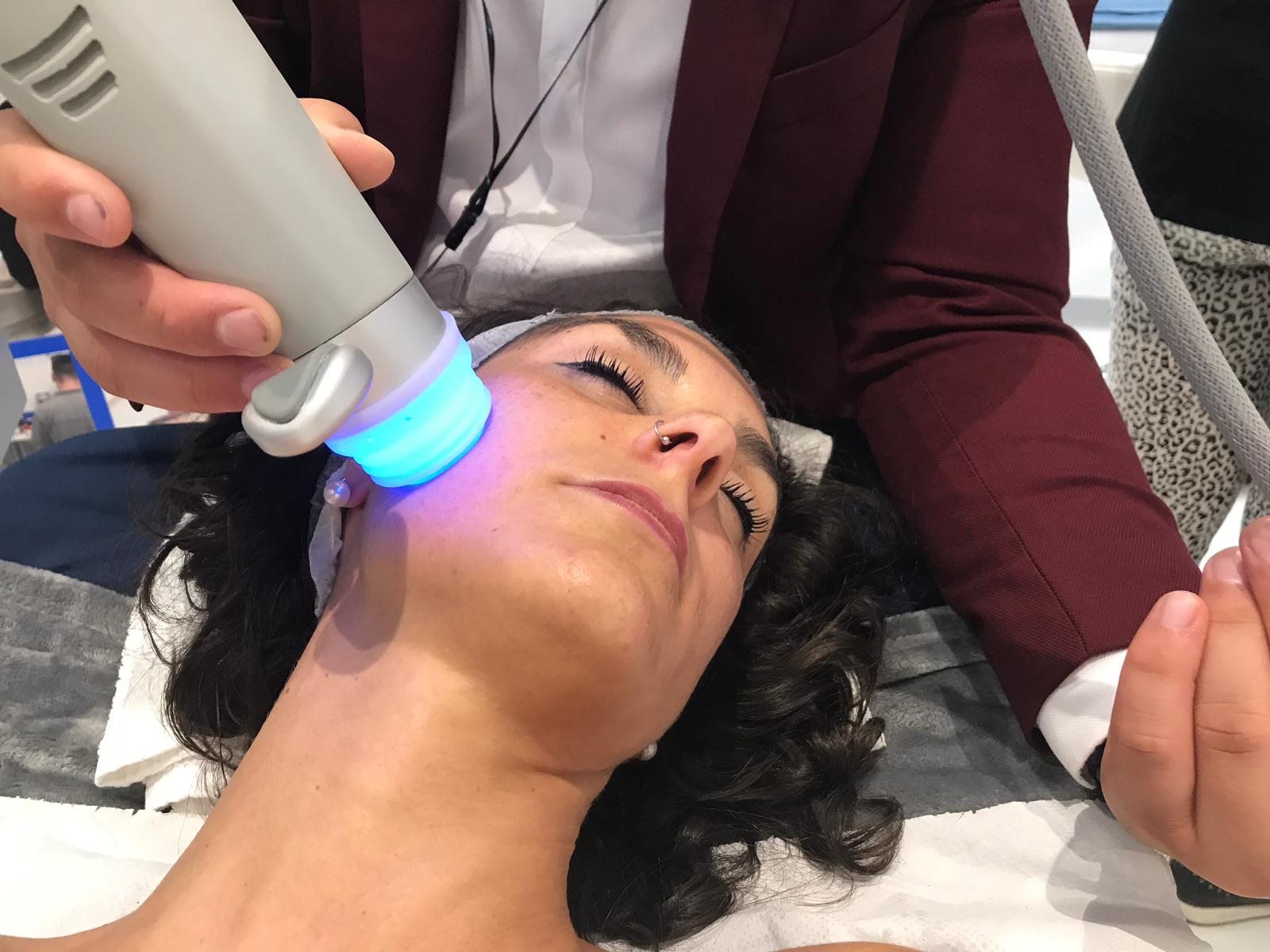 Práctica de aparatología facial durante el curso de Estética Integral en Logroño
