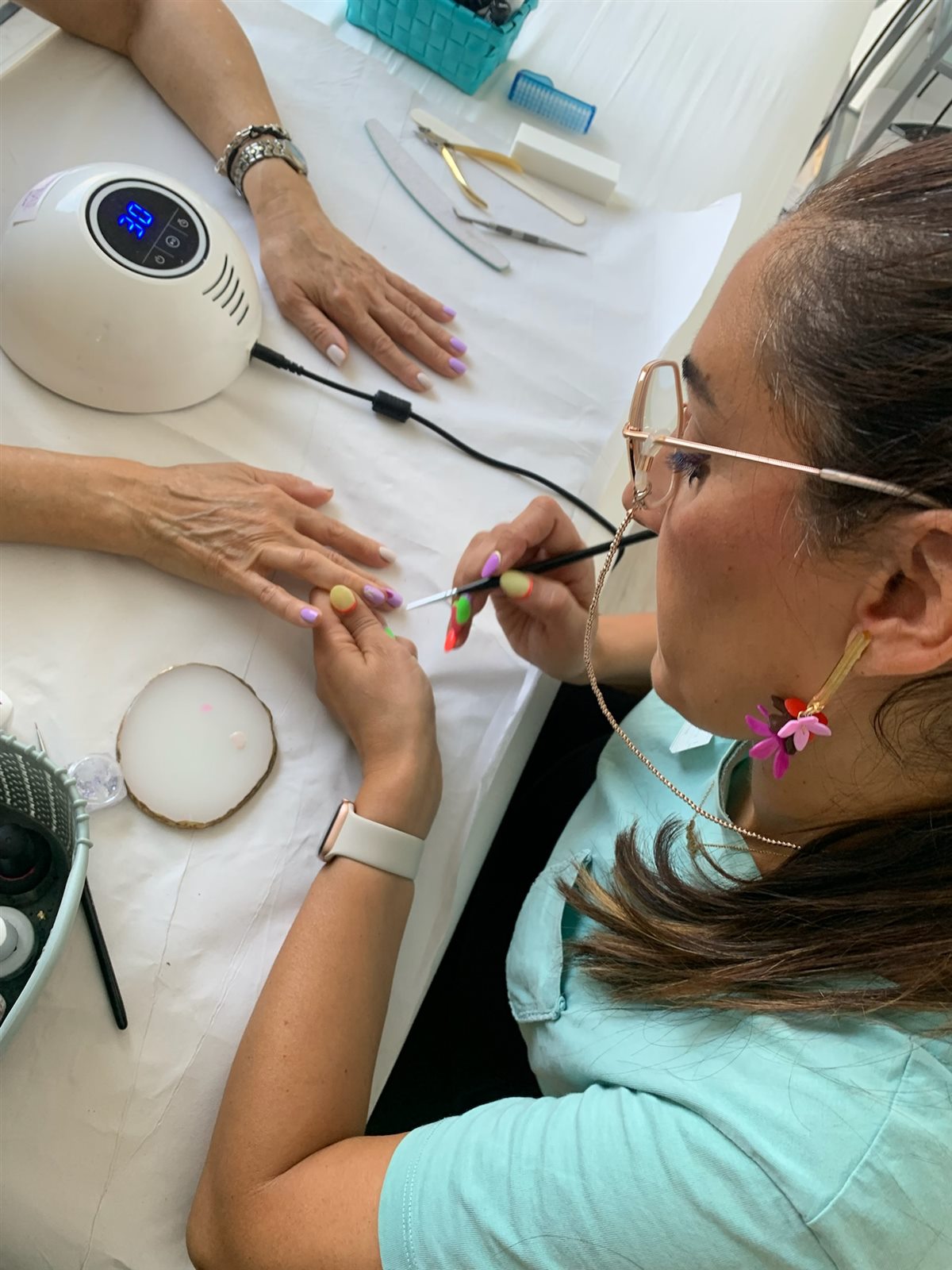 Práctica de manicura profesional realizada por una alumna