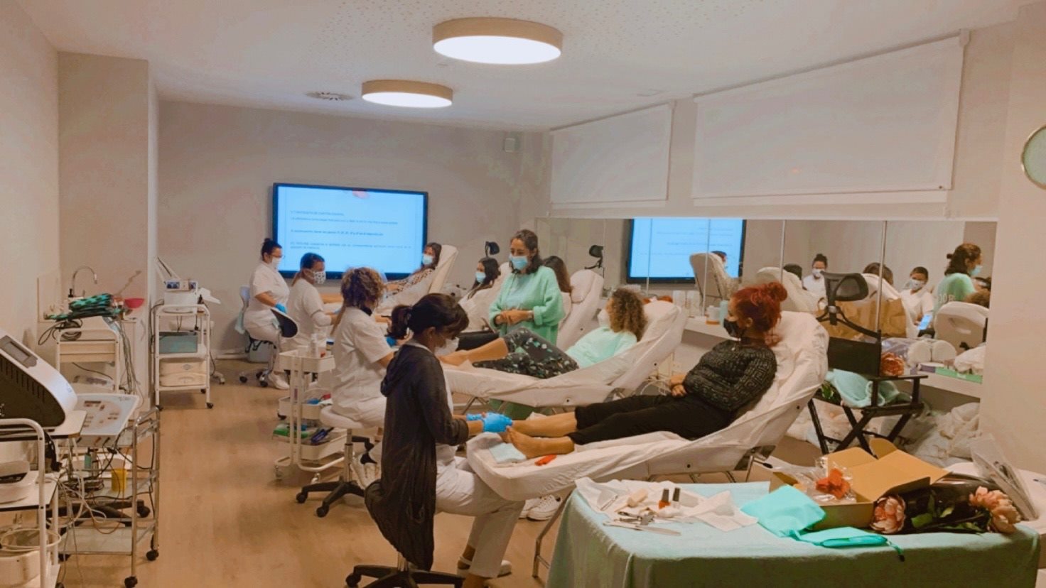 Formación práctica avanzada en las cabinas de la Escuela Raquel Larrea