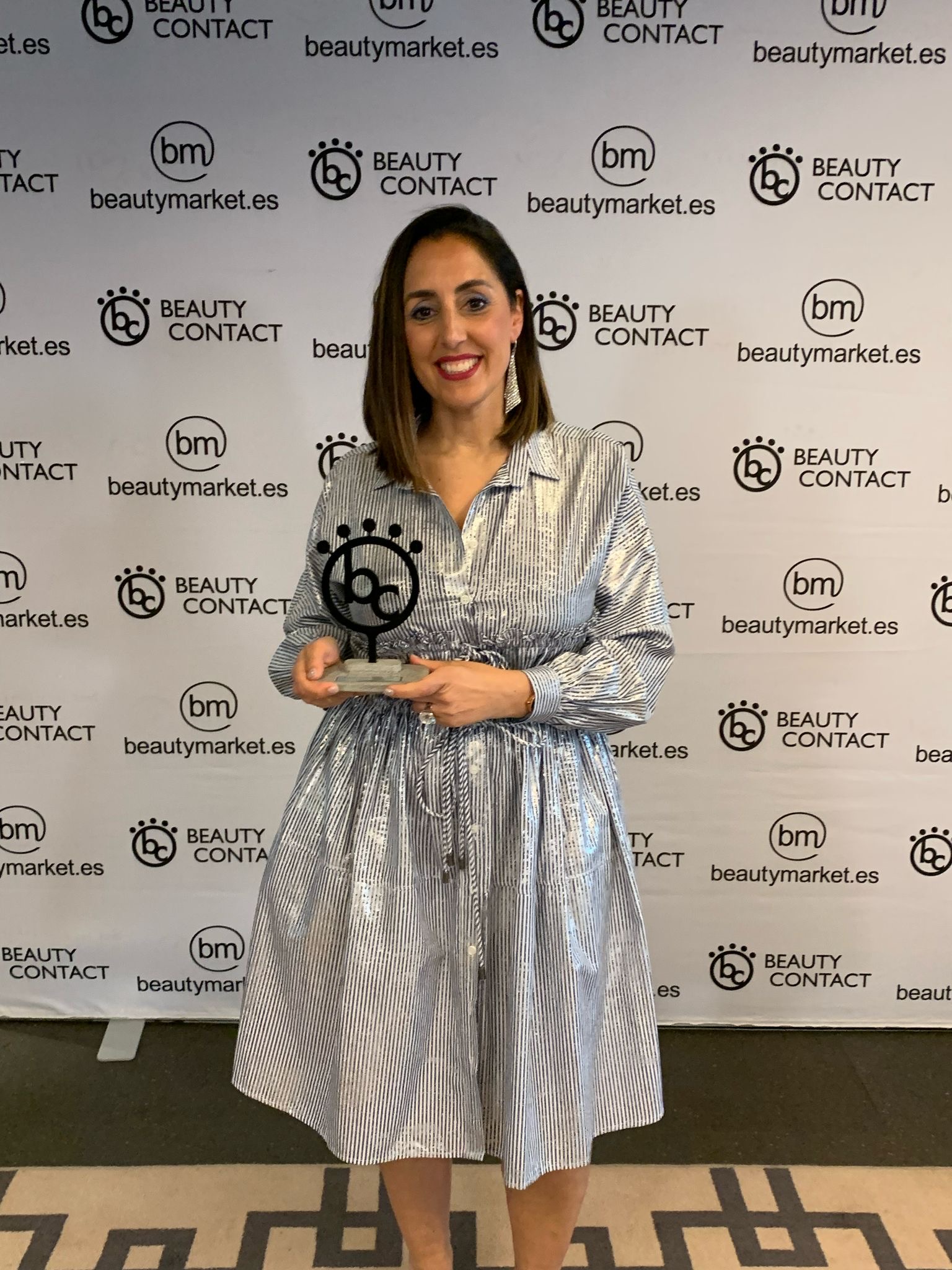Raquel Larrea recogiendo su reconocimiento en los Beauty Contact Awards 2025